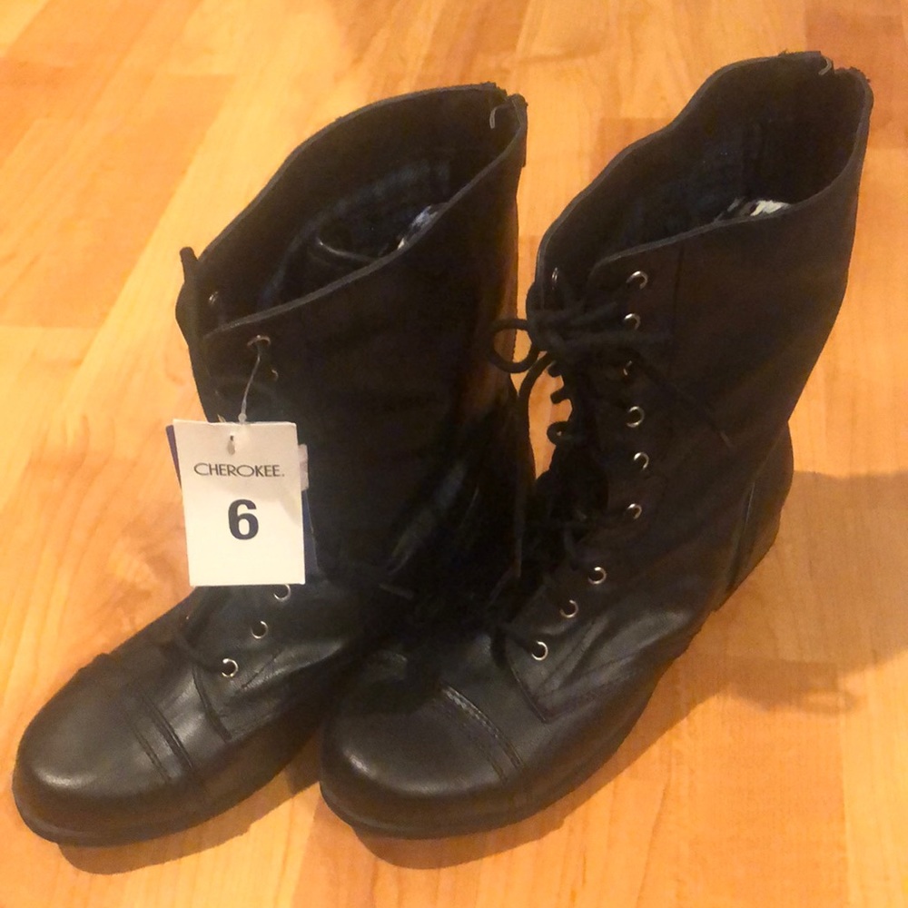 Women’s black boots, size 6